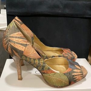 Floral pattered d’orsay peep toe pumps